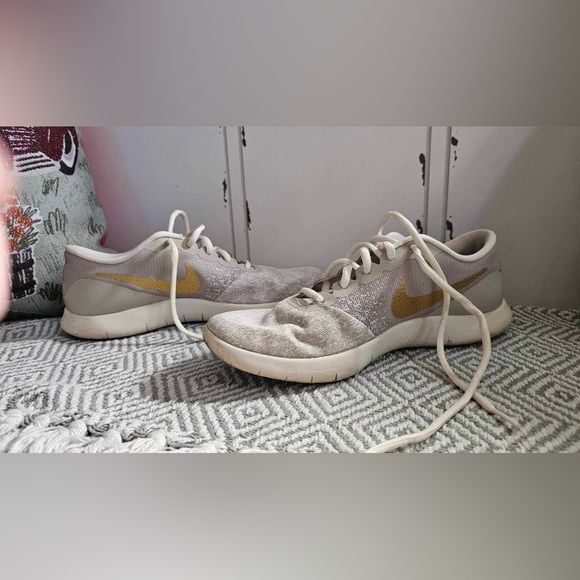 Nike gold and white womens size 9 - Picture 2 of 4